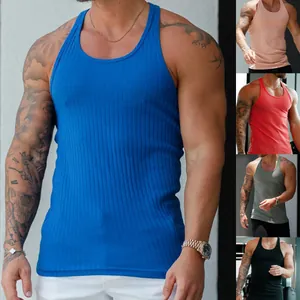 Vue détaillée des débardeurs de fitness côtelés et moulants pour hommes en couleurs.