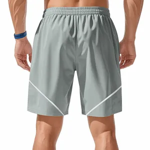 Vista posteriore di pantaloncini sportivi grigi da uomo ad asciugatura rapida