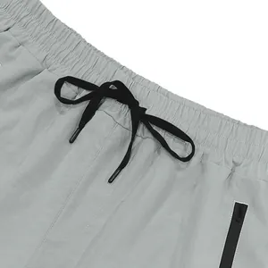 Dettaglio dei pantaloncini sportivi da uomo con vita elastica e coulisse nera