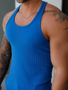 Détail montrant la texture en maille côtelée bleue d'un débardeur de sport pour homme