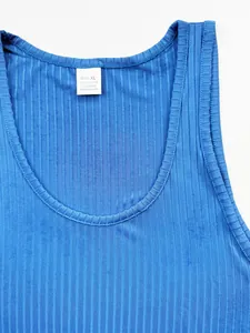 Vue détaillée du débardeur à côtes bleu avec étiquette de matière et de taille