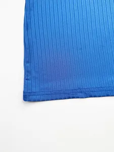 Détail de l'ourlet et de la texture côtelée d'un débardeur bleu pour homme