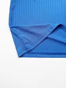 Vue détaillée de l'ourlet d'un débardeur en maille côtelée bleue avec double piqûre
