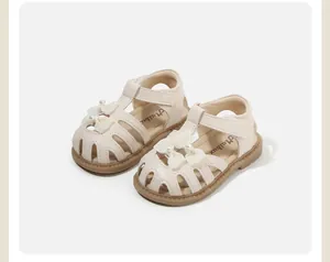 Detailansicht beige Kleinkind Mädchen Sandalen mit dekorativen Perlenbögen