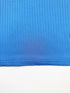 Détail en gros plan du tissu en maille côtelée bleue et de l'ourlet du débardeur homme