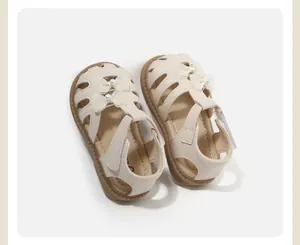 Detailansicht cremefarbener Prinzessinnen-Sandalen für Babys mit Schleifen und Perlen