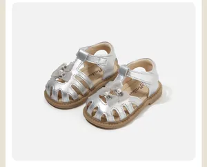 Silberne geschlossene Sandalen für Kleinkinder mit hübscher Schleife und Perlendetail