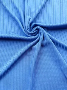 Détail du tissu en maille côtelée bleu vif pour débardeur de fitness homme.