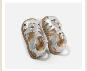 Detailansicht der silbernen geschlossenen Sandalen für Kleinkinder mit Schleife und Perle