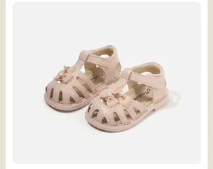 Zartrosa Kleinkinder Sandalen mit geschlossener Kappe, Schleife und Perlenverzierung