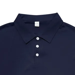 Dettaglio del colletto e dei tre bottoni di una polo da uomo blu navy ad asciugatura rapida