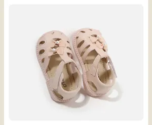 Detaillierte Ansicht der rosa Mädchensandalen für Kleinkinder mit Perlen und Schleifen