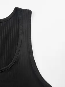 Détail en gros plan de la texture en maille côtelée noire et du col d'un débardeur pour hommes