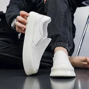 Κοντινό πλάνο λευκών δερμάτινων loafers με εξαιρετική υφή κόκκου και κομψή χοντρή σόλα