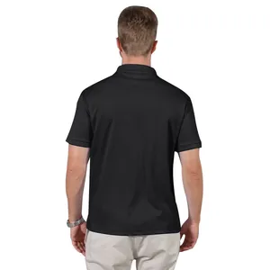 Vista posteriore di una polo nera traspirante da uomo in sottile seta di ghiaccio