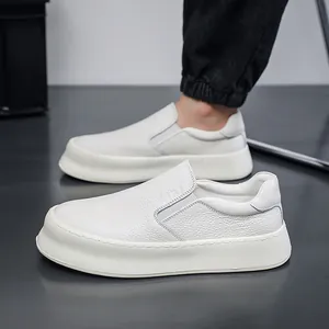 Λεπτομέρεια από λευκά δερμάτινα μοκασίνια slip-on με παχιά σόλα για άνετο βάδισμα