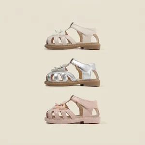 Elegante geschlossene Sandalen für Kleinkinder in Beige, Silber und Rosa mit Blumen.