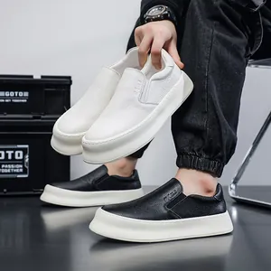 Λεπτομέρεια από μαύρα και άσπρα δερμάτινα loafers για άνδρες με ανάγλυφη υφή δέρματος