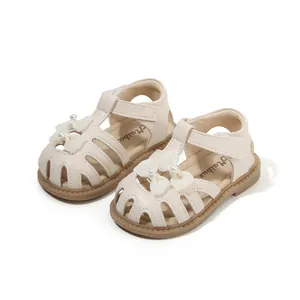 Elegante cremefarbene Mädchensandalen mit dekorativen Schleifen und Perlen für Kleinkinder