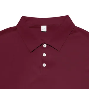 Primo piano del colletto di una polo da uomo bordeaux con tre bottoni ed etichetta taglia.