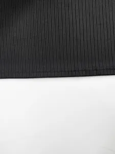 Vue macro détaillée du tricot côtelé noir et de l'ourlet du gilet sport pour hommes