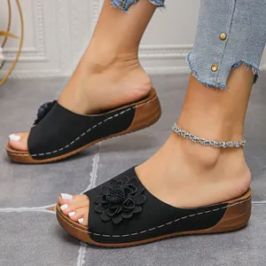 Sandales à compensées noires confortables avec fleur élégante pour mode d'été femme