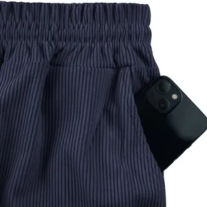 Detailopname van de zak van de corduroy korte broek met telefoon voor dieptezin