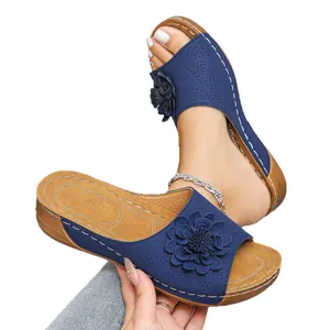 Sandales compensées bleu marine pour femmes avec fleurs et bout ouvert élégantes