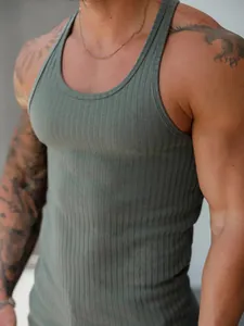 Gros plan sur la texture côtelée verticale d'un débardeur de sport ajusté pour hommes.