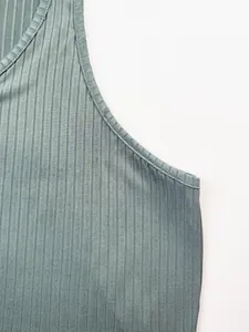 Vue détaillée de l'épaule et de la texture côtelée d'un débardeur de sport tricoté