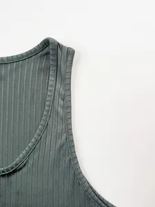 Vue détaillée du débardeur en maille côtelée pour homme, encolure et épaule