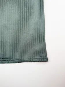 Vue détaillée de l'ourlet d'un débardeur en maille côtelée pour homme, couture double.
