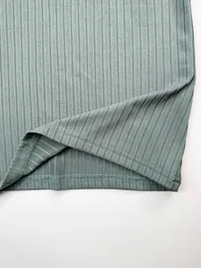 Gros plan d'un débardeur en maille côtelée pour homme montrant les coutures et la texture.
