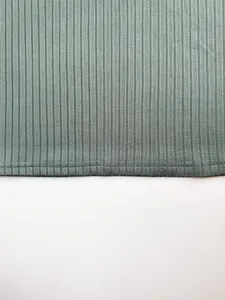 Gros plan sur le tissu côtelé et l'ourlet à double couture de ce débardeur vert pour hommes