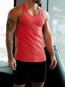 Détail d'un débardeur de fitness rouge côtelé pour homme montrant la coupe et le tissu