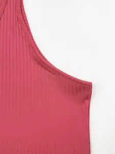 Gros plan d'un débardeur de fitness en maille côtelée pour homme, couture épaule