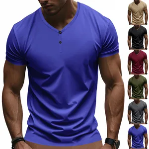T-shirt Henley rétro à manches courtes pour hommes avec plusieurs options de couleurs.