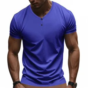 Détail d'un t-shirt Henley bleu pour homme à coupe athlétique avec manches courtes et boutons