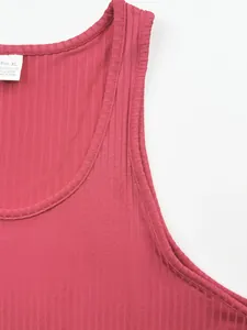 Détail du débardeur côtelé rose pour hommes montrant la texture du tissu et l'étiquette