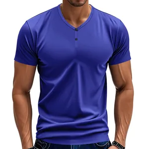 Détail d'un t-shirt Henley bleu pour homme en tissu respirant à séchage rapide.