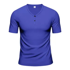 Gros plan sur un t-shirt Henley bleu pour homme à manches courtes avec col en V et boutons