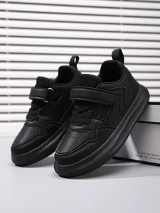 Détail de baskets en cuir noir à semelle épaisse pour garçons avec bandes velcro