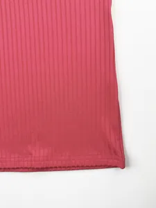 Gros plan détaillé du tissu en maille côtelée rouge et de l'ourlet d'un débardeur de sport