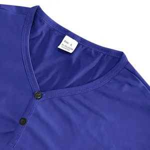 Gros plan détaillé du col tunisien d'un t-shirt bleu pour hommes avec boutons et tissu