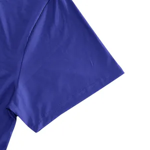 Vue rapprochée de la couture de manche d'un t-shirt de sport bleu à séchage rapide pour hommes