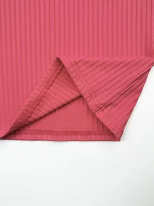 Gros plan de l'ourlet d'un débardeur de sport rose à côtes pour hommes avec coutures