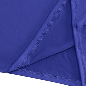 Vue détaillée macro montrant les coutures de qualité sur un t-shirt de sport bleu respirant