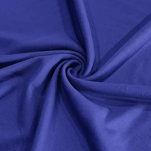 Gros plan d'un tissu bleu profond évacuant l'humidité avec une texture tricotée respirante