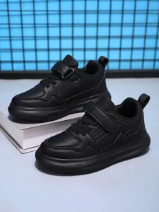 Vue détaillée de baskets pour enfants en cuir synthétique noir à semelle plateforme