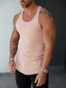 Gros plan d'un homme portant un débardeur en maille côtelée rose pour le fitness et le sport